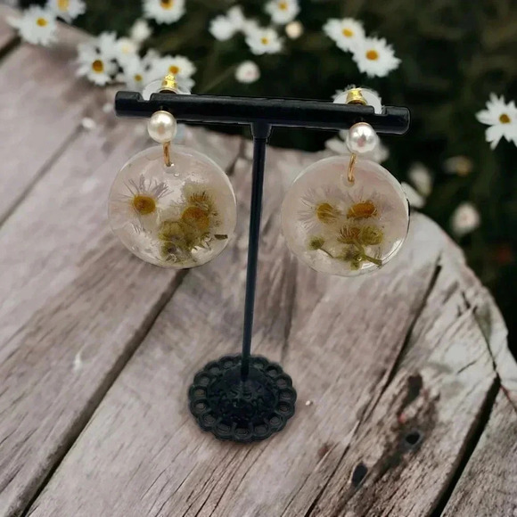 Sophisticated Circle White Daisies Flower Preservation Resin Dangle Earrings - Picture 3 of 5